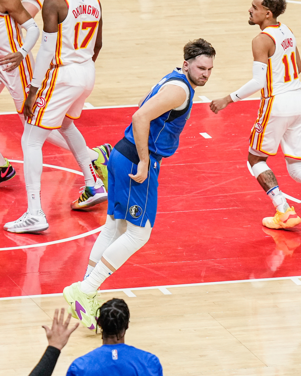 开云体育app-东契奇遭遇十二持续失利，SKT教练压力巨大！上演精彩一战-开云体育app